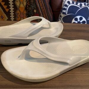 OOFOS White Comfort Sandals